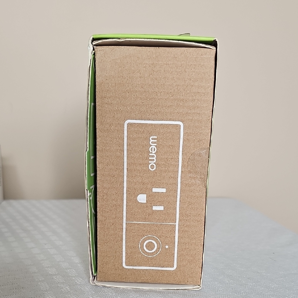 White Wi-Fi Smart Plug - Picture 4 of 5